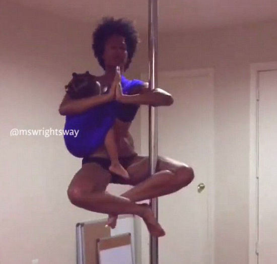 怀特已经在Facebook上分享视频,视频中怀特一边给女儿哺乳,一边跳钢管舞,引发了诸多争议。(网页截图)